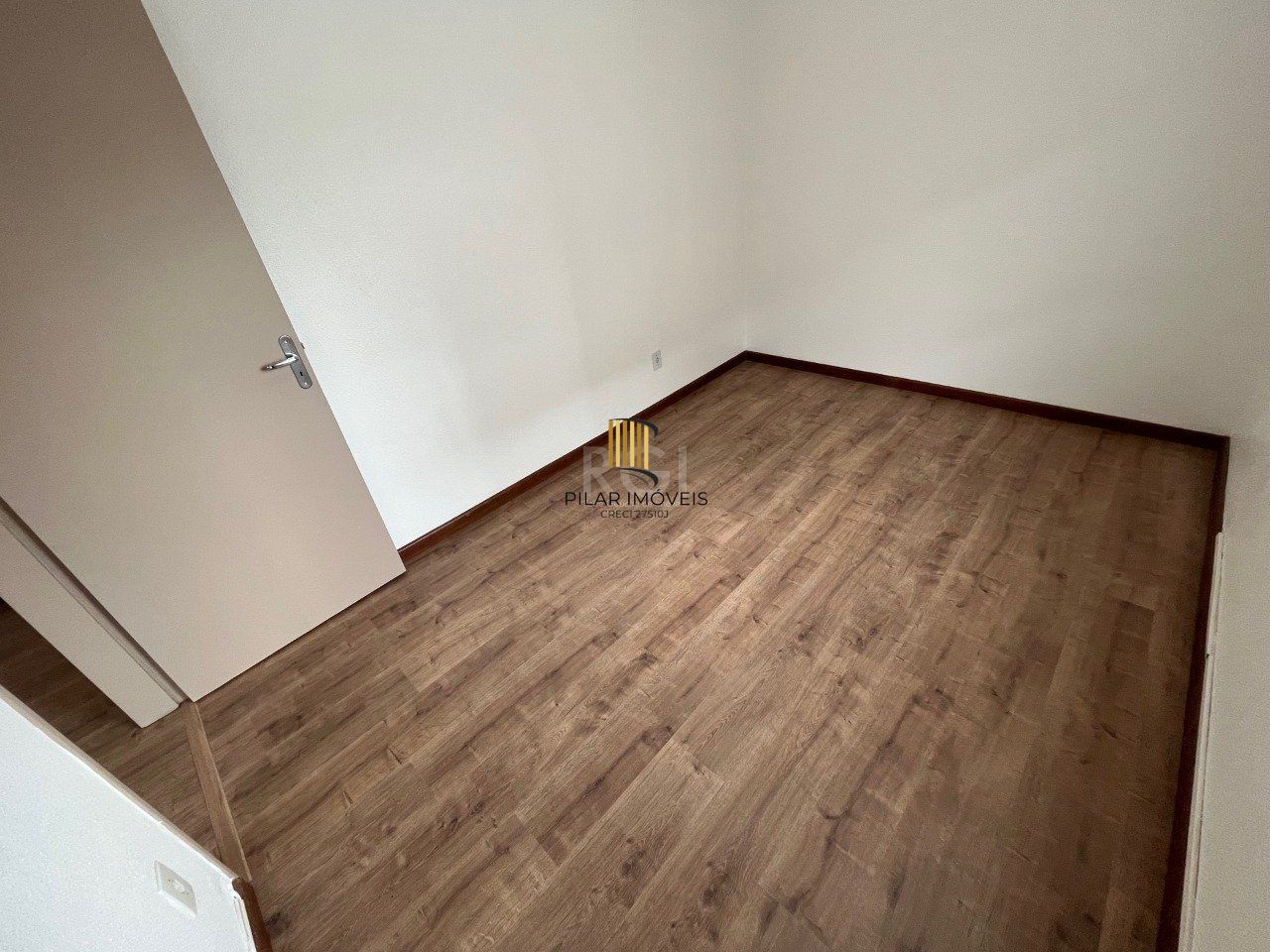 Apartamento de um dormitório no condomínio Piratini com uma vaga de garagem escriturada.
