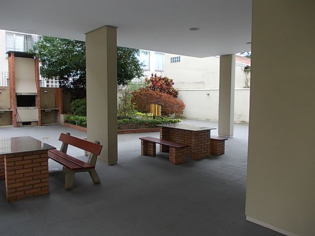 Apartamento de 2 quartos, suíte e 1 vaga de garagem no bairro Farroupilha em POA