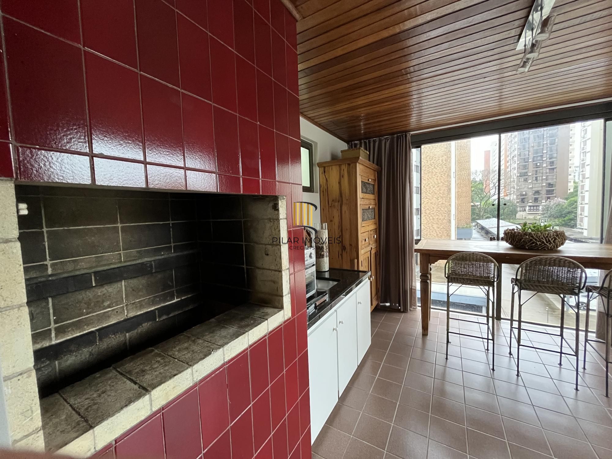 Apartamento de 2 quartos, suíte, churrasqueira, lareira e garagem Bela Vista POA