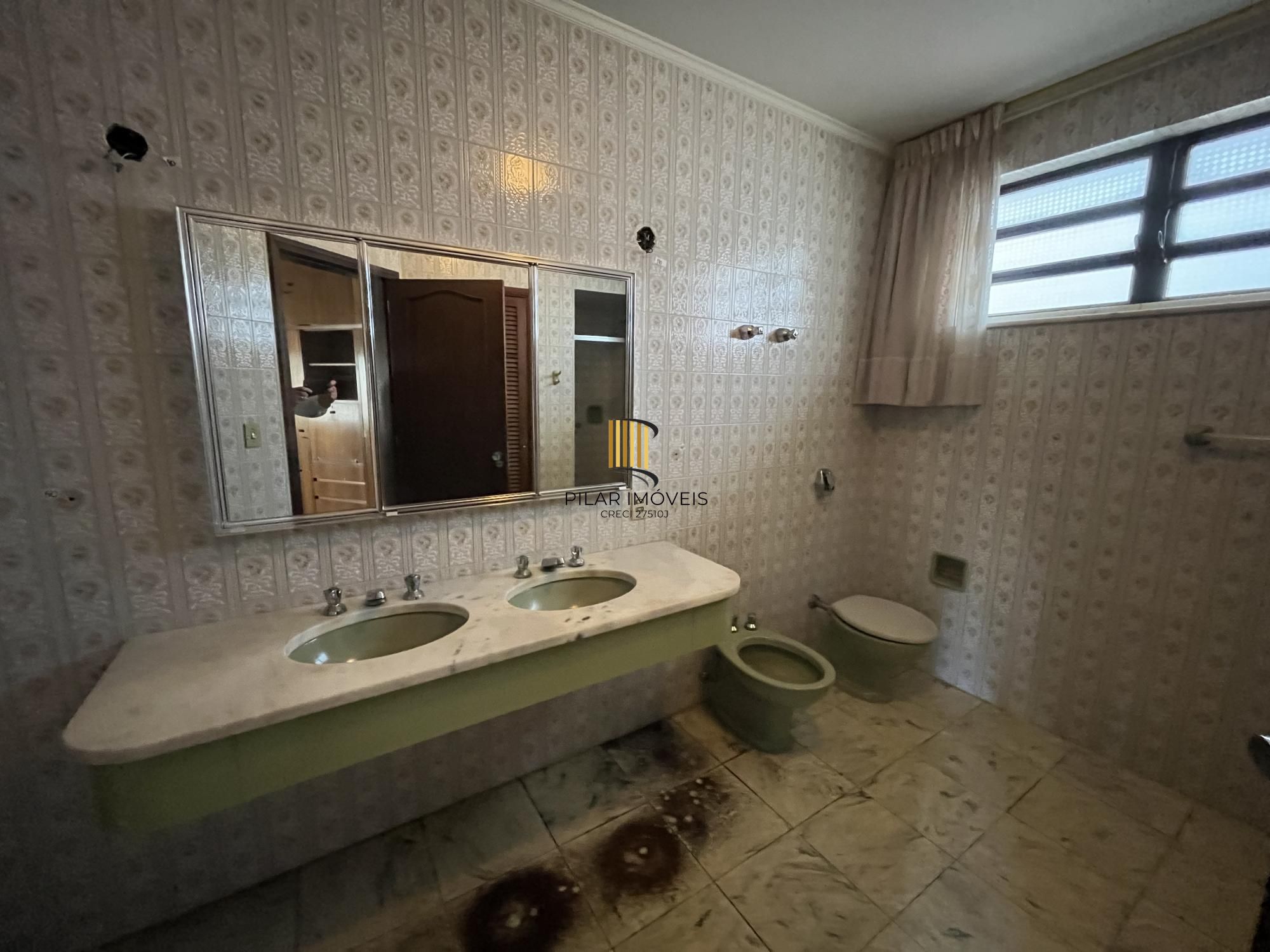 Casa de 4 quartos, 2 suítes e 2 vagas de garagem no bairro Boa Vista em POA
