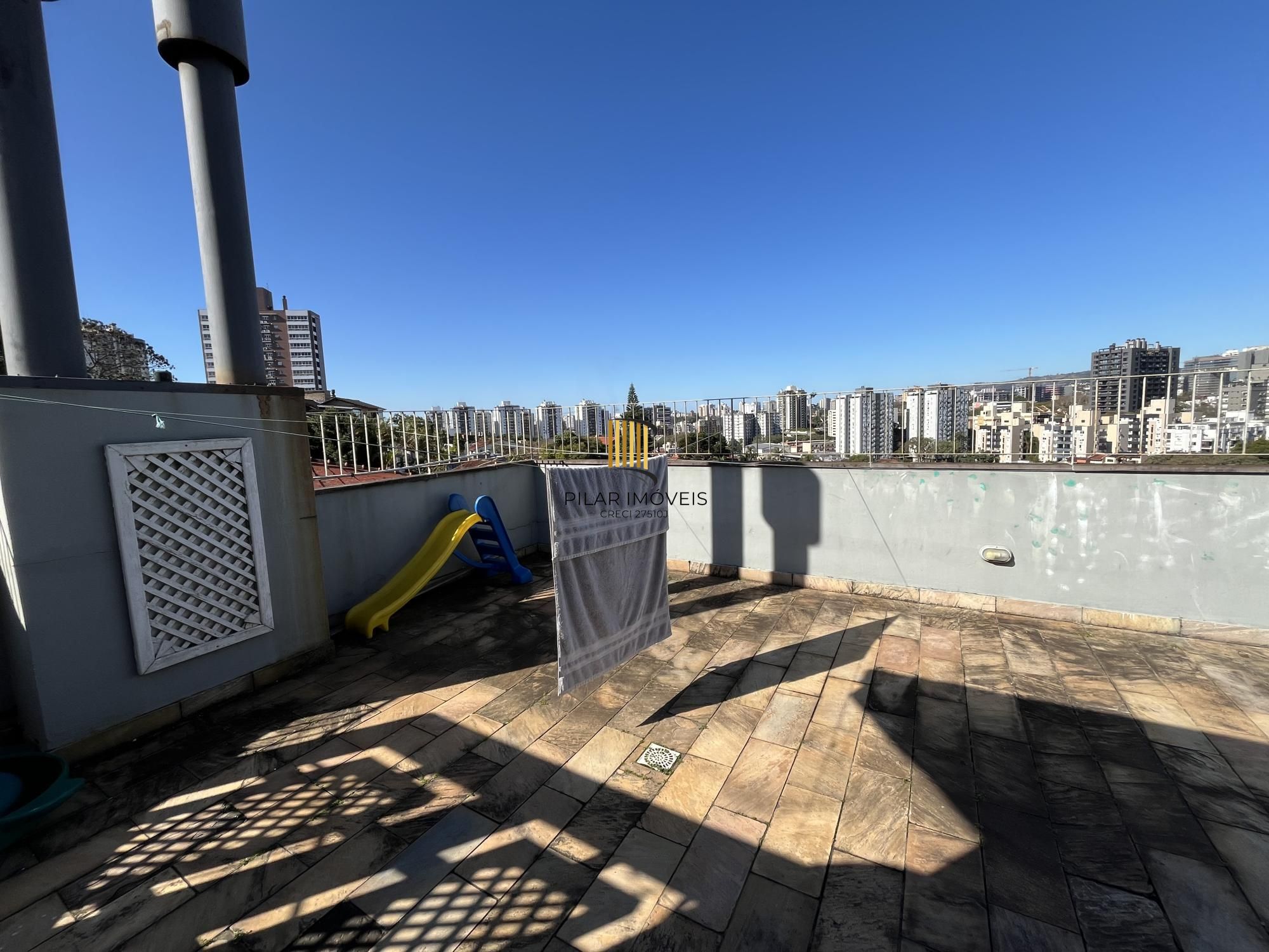 Casa de 3 quartos, todos suítes e 2 vagas de garagem no bairro Boa Vista em POA