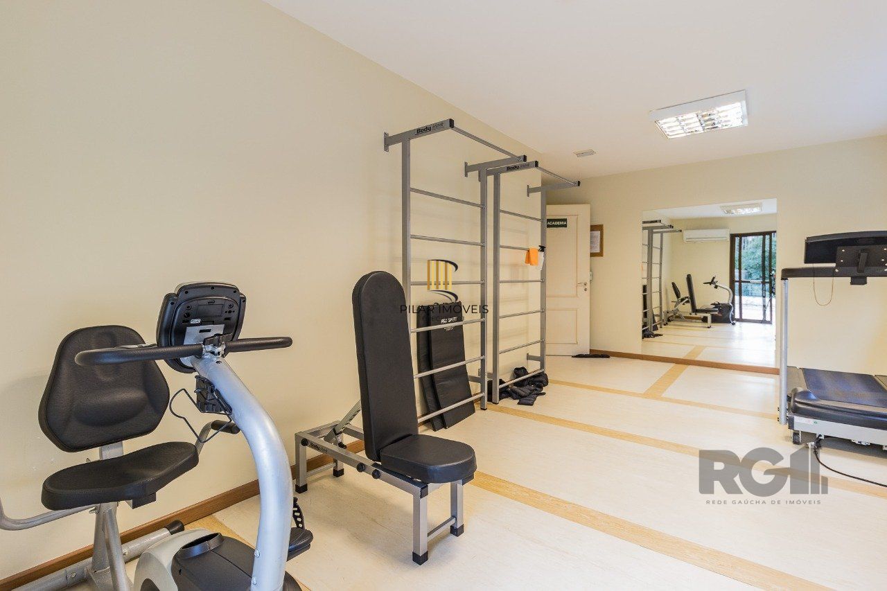 Apartamento de três quartos, suíte e duas vagas de garagem no bairro Rio Branco em Porto Alegre.