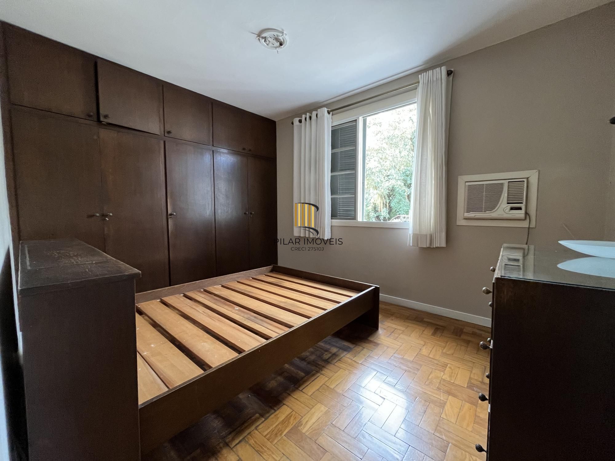 Apartamento de dois quartos e uma vaga de garagem no bairro Auxiliadora em POA