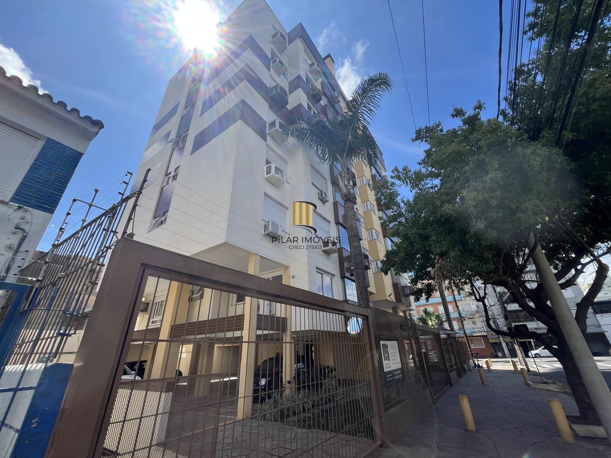 Apartamento de dois quartos, suíte e uma vaga de garagem no bairro Menino Deus