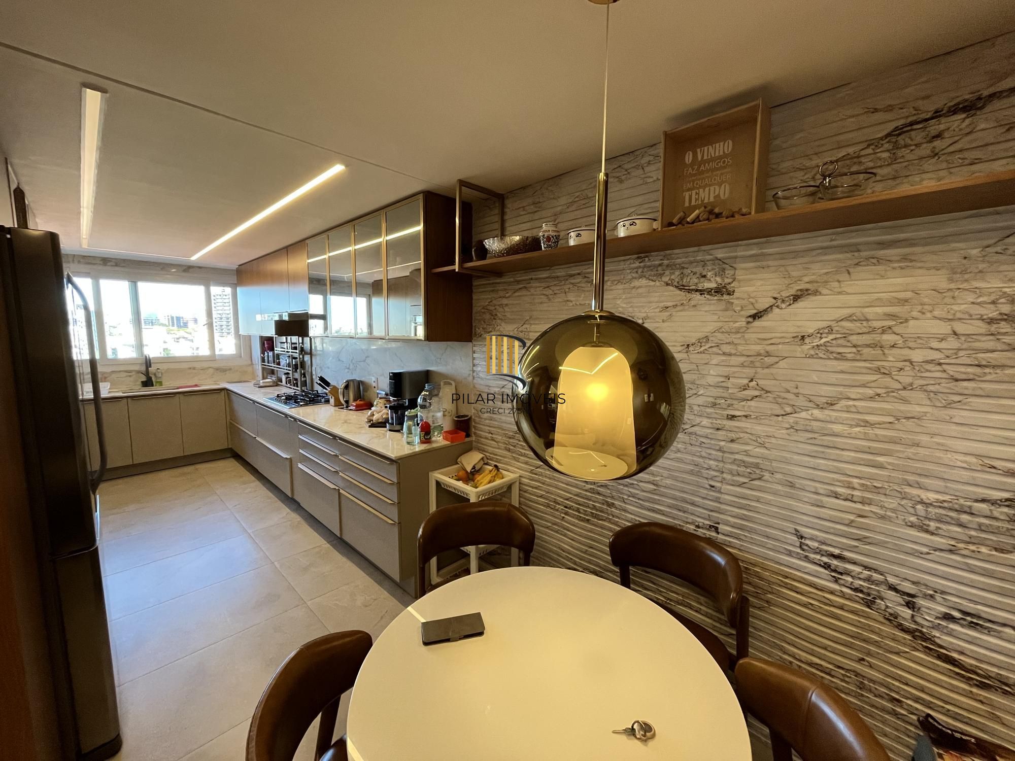 Casa de 3 quartos, todos suítes e 2 vagas de garagem no bairro Boa Vista em POA