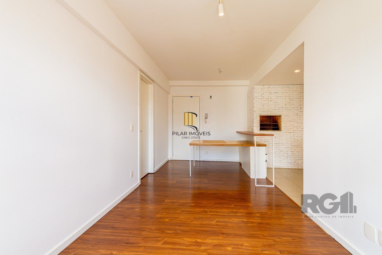 Apartamento de um quarto, suíte e uma vaga de garagem no bairro Santa Cecilia em Porto Alegre.