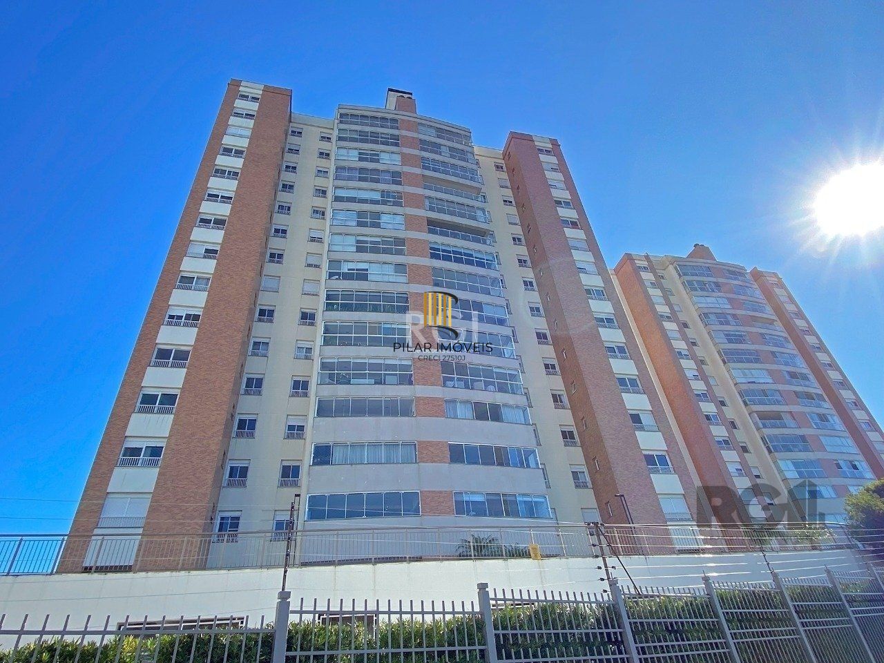 Excelente apartamento, finamente decorado e mobiliado, excelente iluminação, possuindo 03 dormitórios e 03 suites, sendo 01 master