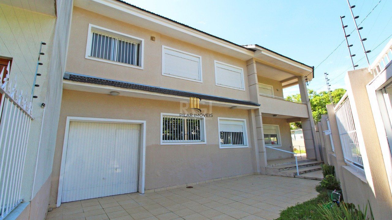 Casa térrea de 2 dormitórios e 3 vagas de garagem na Vila Ipiranga em Porto Alegre.