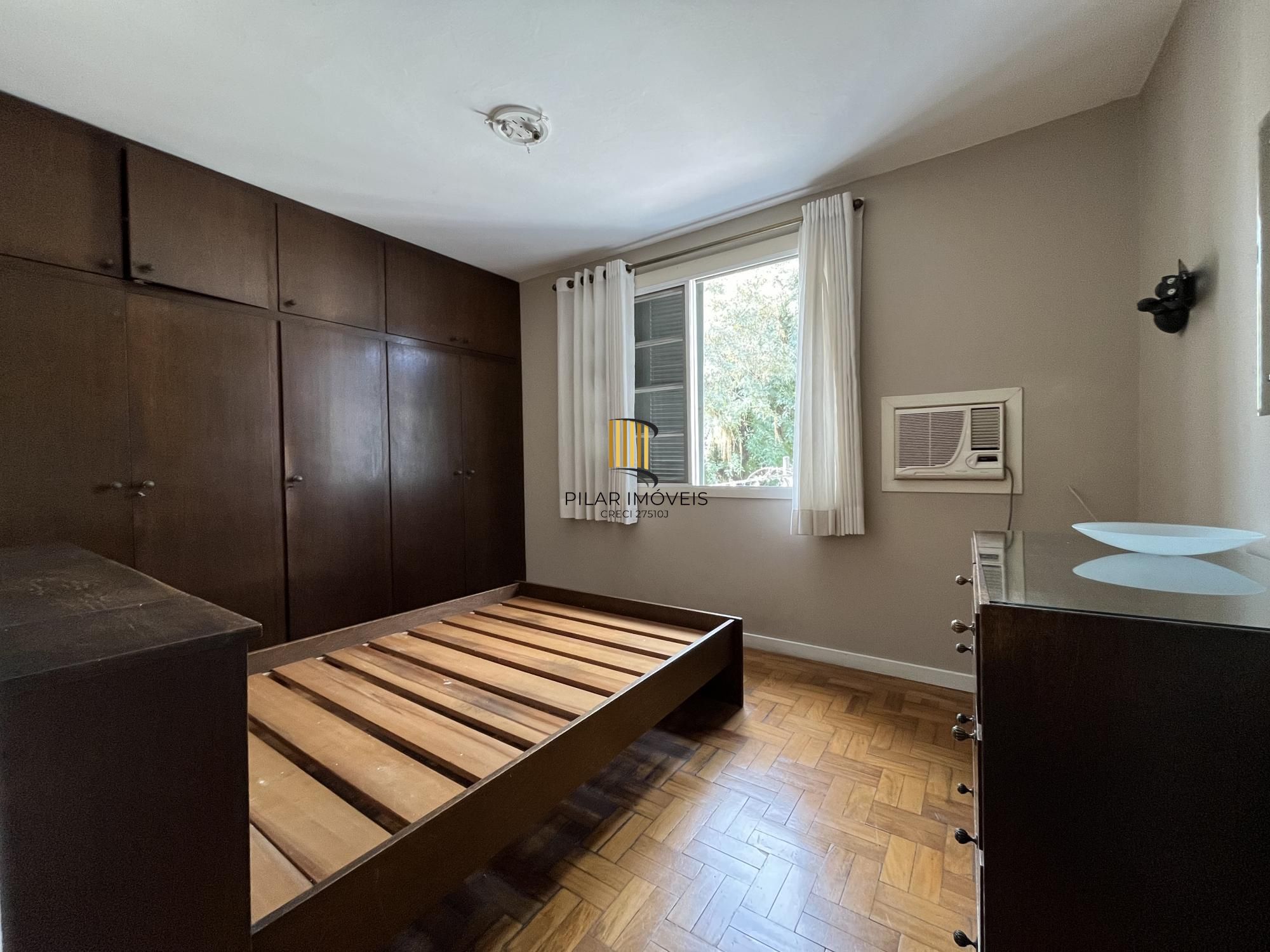 Apartamento de dois quartos e uma vaga de garagem no bairro Auxiliadora em POA