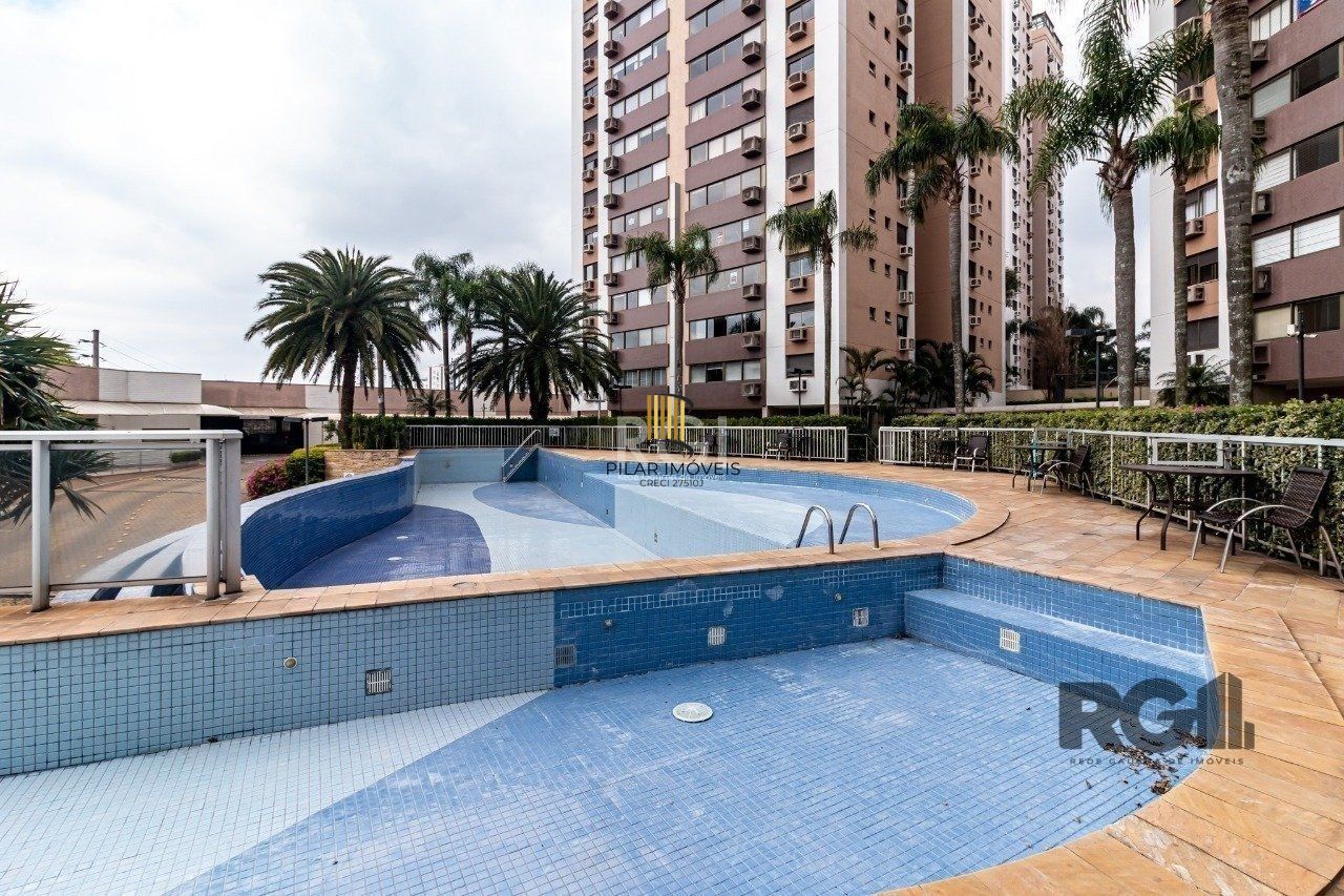 Apartamento de três dormitórios, suíte e duas vagas de garagem no bairro Higienópolis em Porto Alegre.