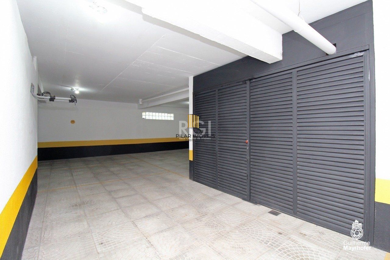 Cobertura de um dormitório, suíte e duas vagas de garagem no bairro Higienópolis em Porto Alegre.