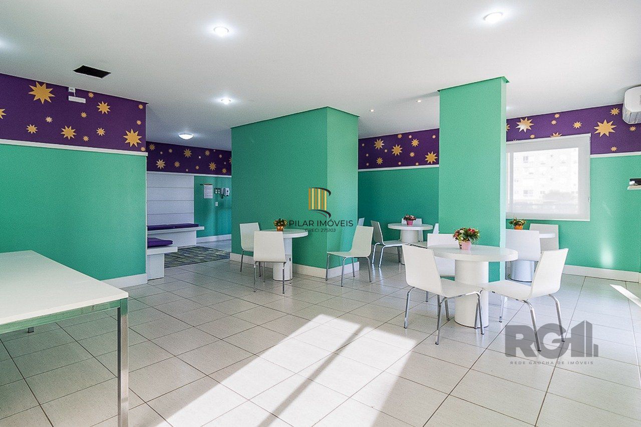   Excelente apartamento semi mobiliado de 3 quartos (dormitórios) transformados em 2 quartos, suíte, churrasqueira e 2 vagas de garagem no bairro Jardim Carvalho em Porto Alegre.