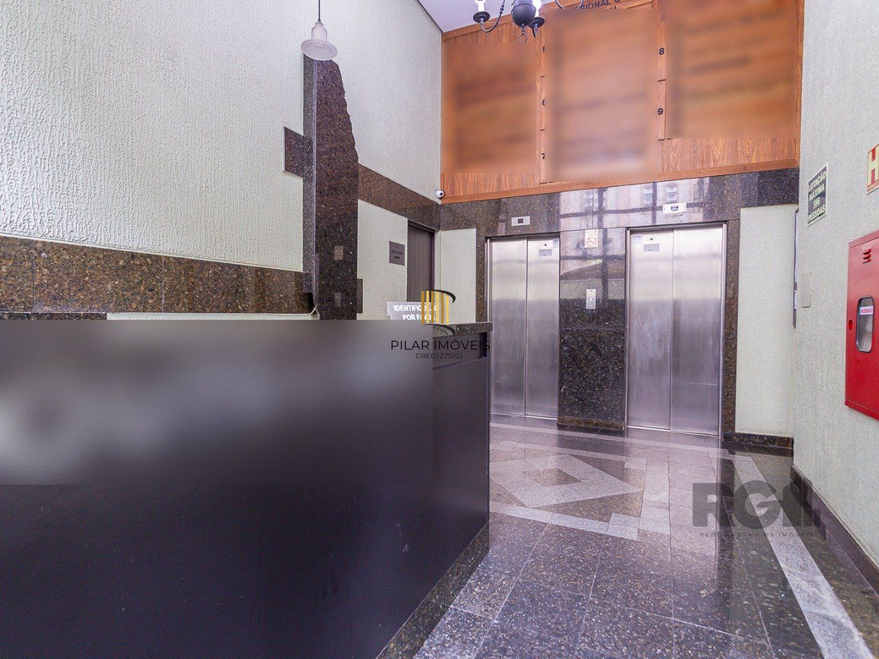 Sala comercial e uma vaga de garagem no bairro Menino Deus em Porto Alegre