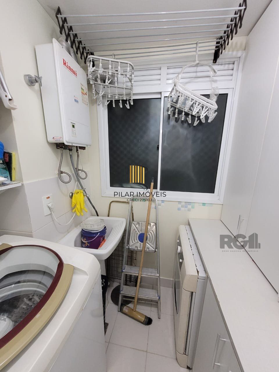 Apartamento de três dormitórios, suíte e uma vaga de garagem no bairro Jardim Carvalho em Porto Alegre.