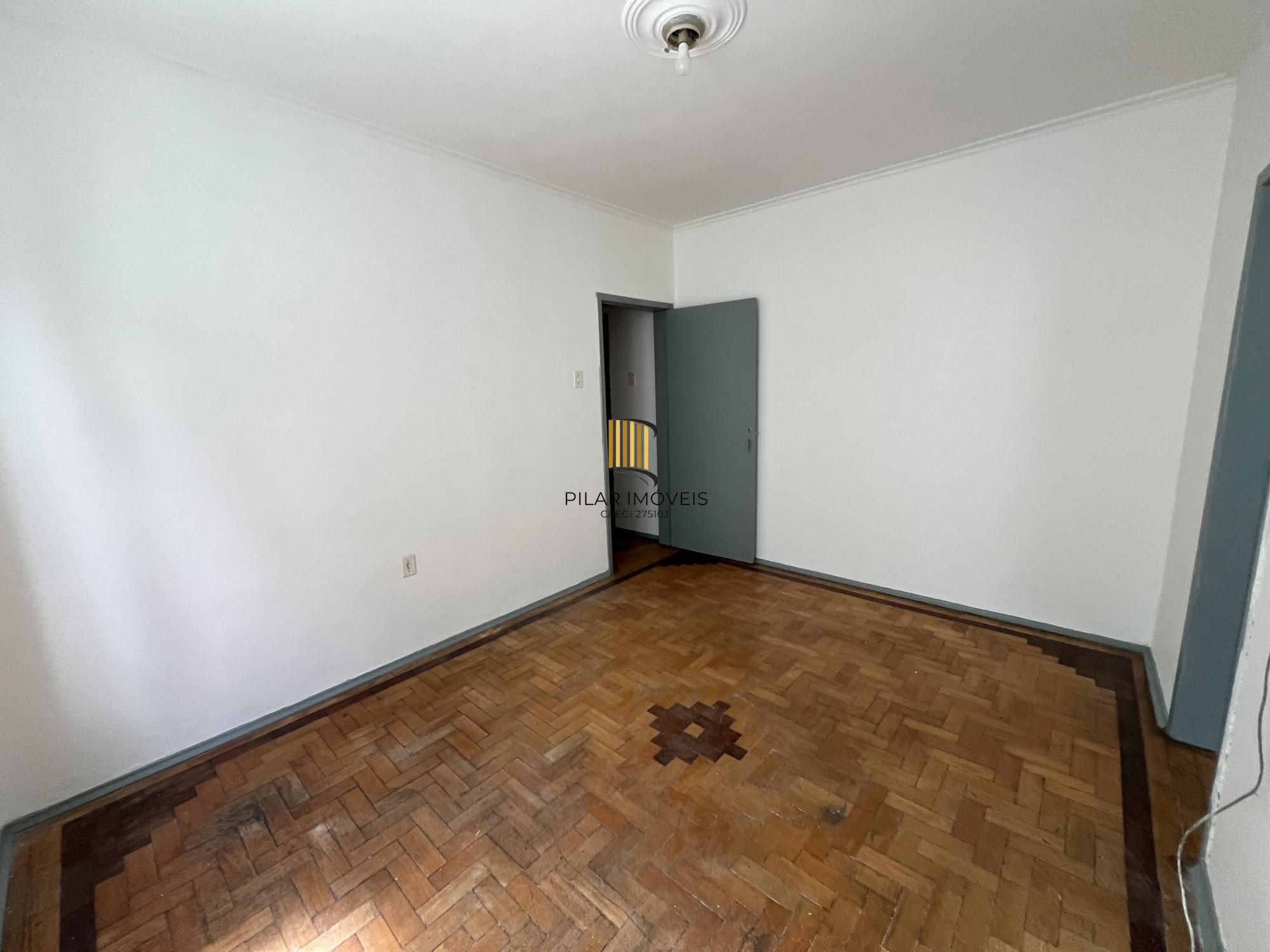 Apartamento de dois quartos em prédio com elevador no bairro Bom Fim em POA/RS