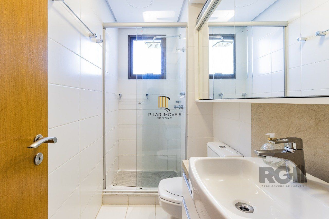 Apartamento de três quartos, suíte e duas vagas de garagem no bairro Rio Branco em Porto Alegre.