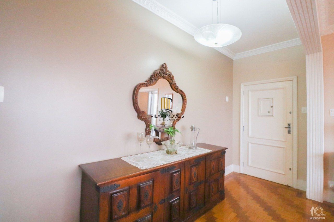 Apartamento á venda com 3 dormitórios com 1 suíte com sacada + 2 sacadas na sala e living, 233,85M²  e 1 vaga de garagem escriturada e coberta, no Bairro Independência em Porto Alegre.