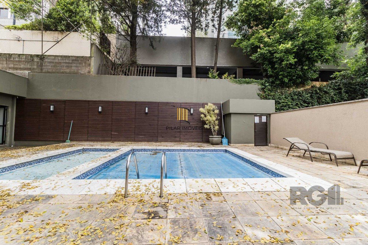 Apartamento de três quartos, suíte e duas vagas de garagem no bairro Mont Serrat em Porto Alere,