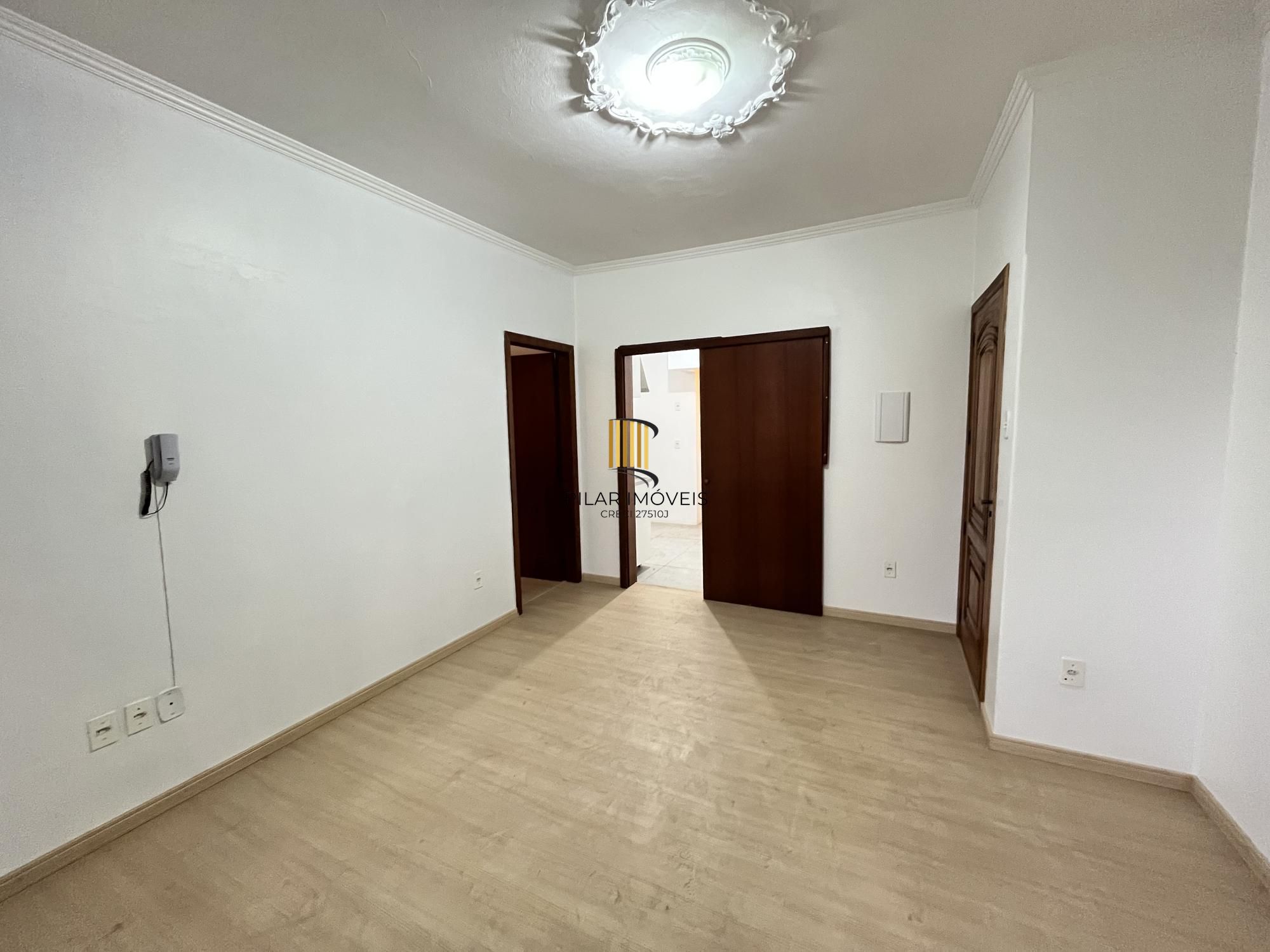 Apartamento desocupado de 1 dormitório, no bairro Azenha em Porto Alegre