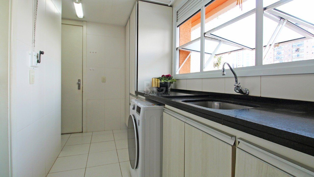 Apartamento com três (3) dormitórios, três (3) suítes sendo uma (1) suíte master e quatro (4) vagas de garagem com dois (2) depósitos próximo ao shopping  Iguatemi, no Condomínio Cipriani Nuova Archit