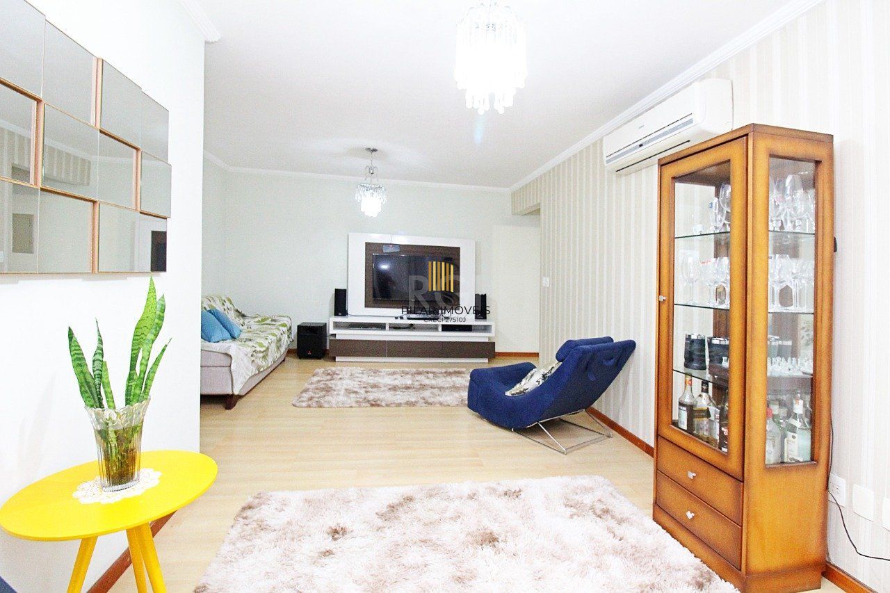 Apartamento de três dormitórios, suíte e uma vaga de garagem no bairro Santana
