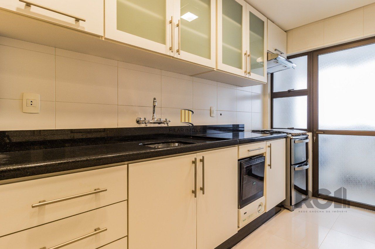 Apartamento de três quartos, suíte e duas vagas de garagem no bairro Mont Serrat em Porto Alere,