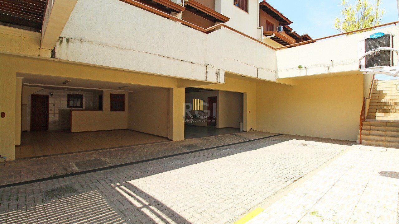   Excelente casa em condomínio com três (3) dormitórios, uma (1) suíte, duas (2) vagas de garagem próximo  ao Barra Shopping , no bairro  Cristal em Porto Alegre.