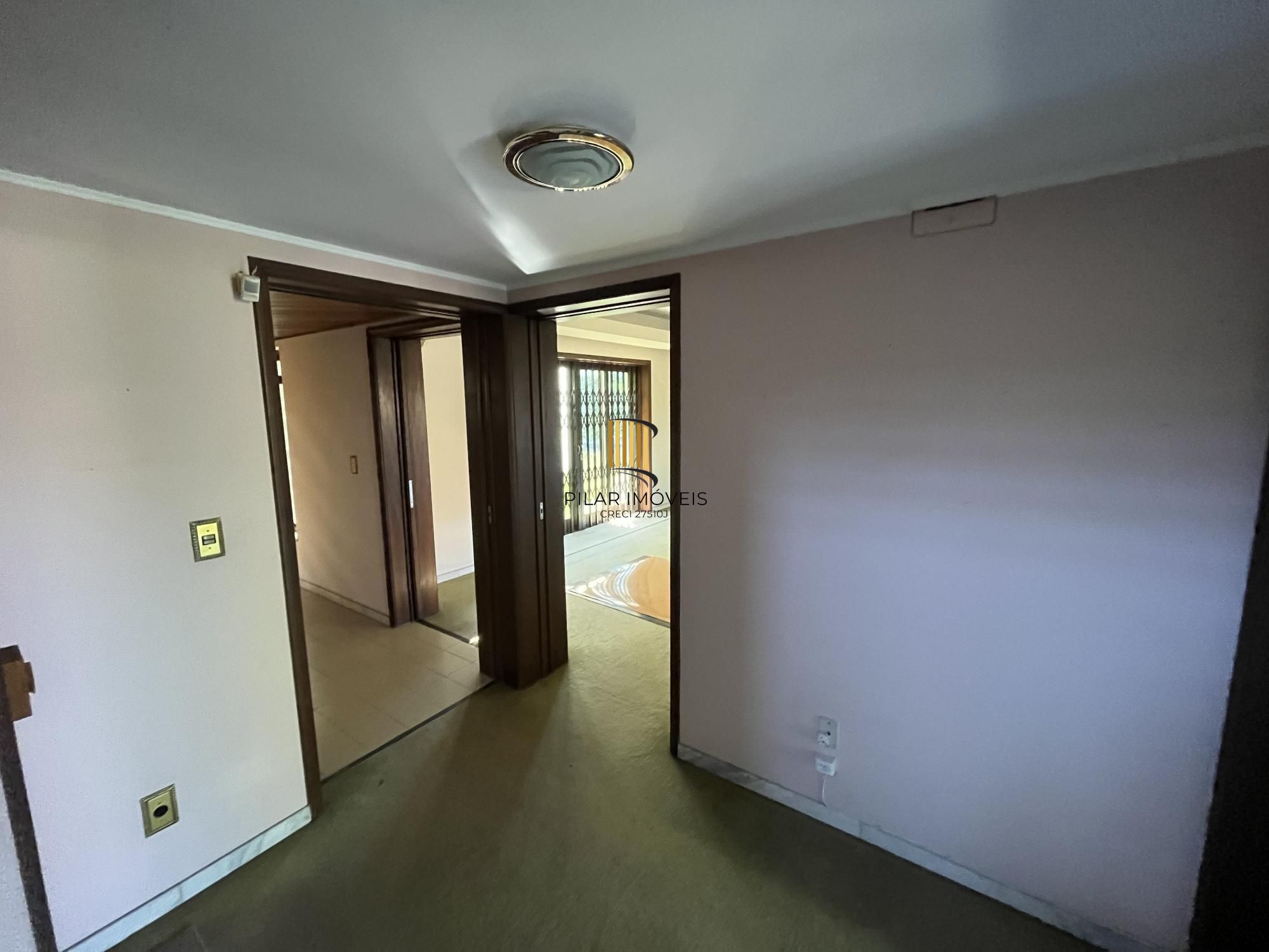 Casa de 4 quartos, 2 suítes e 2 vagas de garagem no bairro Boa Vista em POA
