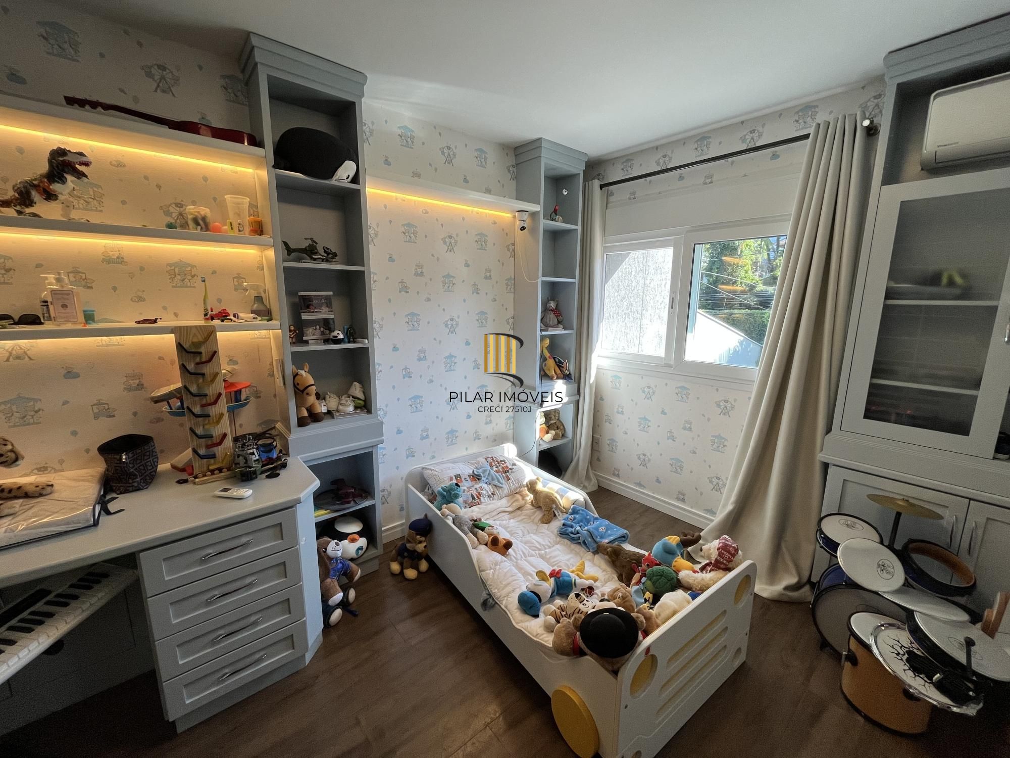 Casa de 3 quartos, todos suítes e 2 vagas de garagem no bairro Boa Vista em POA
