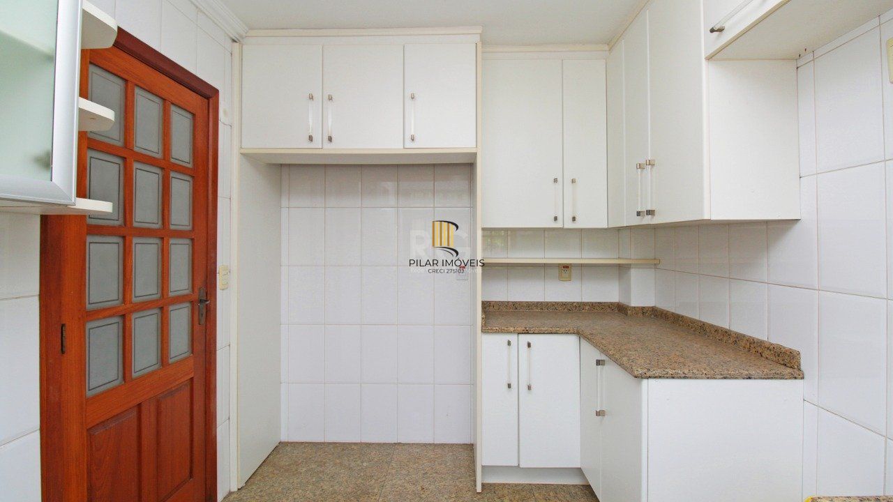   Excelente casa em condomínio com três (3) dormitórios, uma (1) suíte, duas (2) vagas de garagem próximo  ao Barra Shopping , no bairro  Cristal em Porto Alegre.