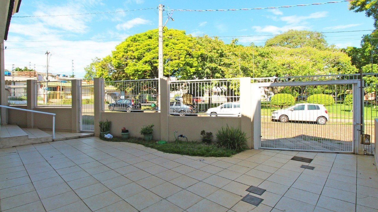 Casa térrea de 2 dormitórios e 3 vagas de garagem na Vila Ipiranga em Porto Alegre.