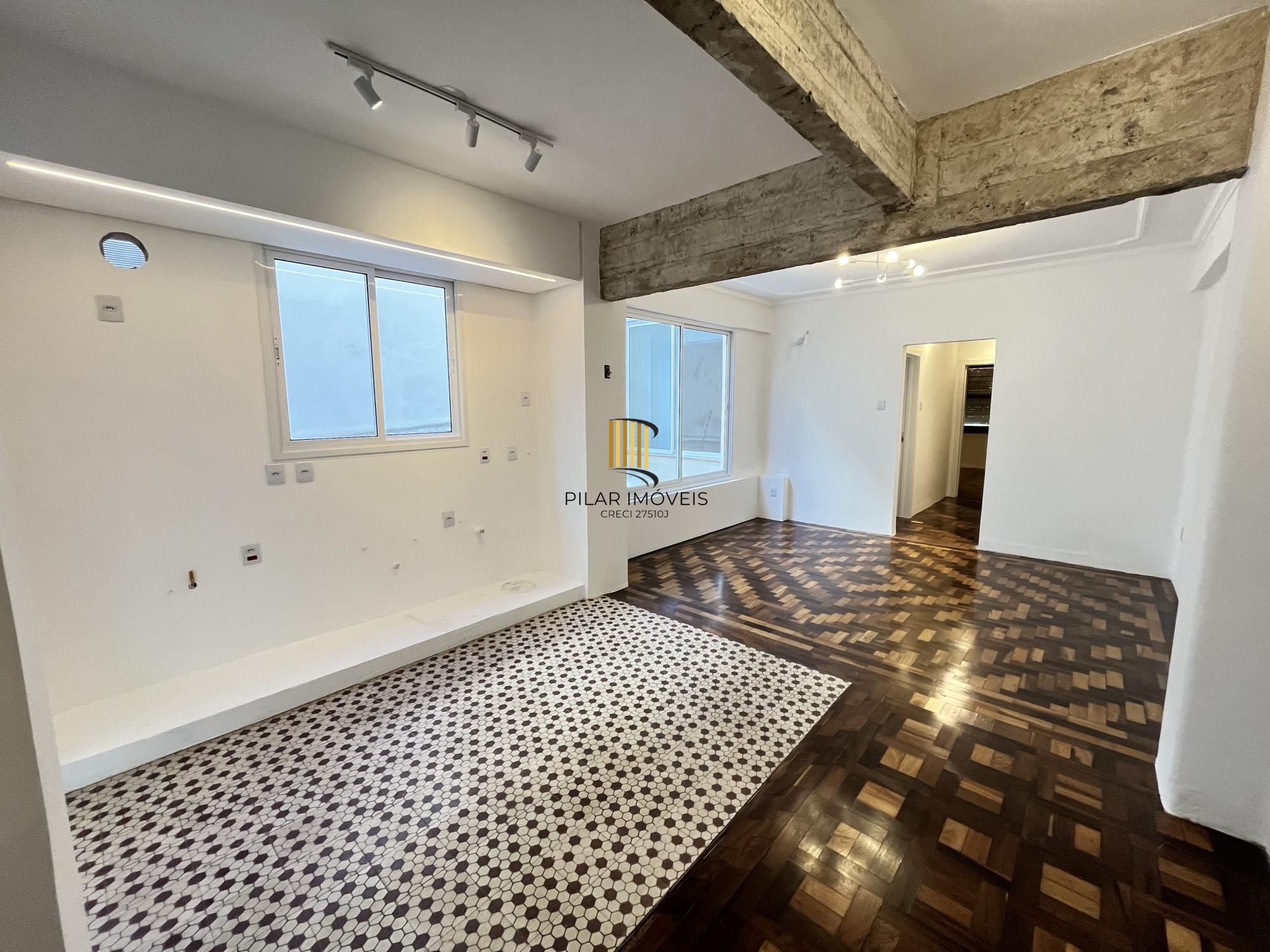 Apartamento reformado de 2 quartos no bairro Moinhos de Vento em POA - Pilar Imóveis