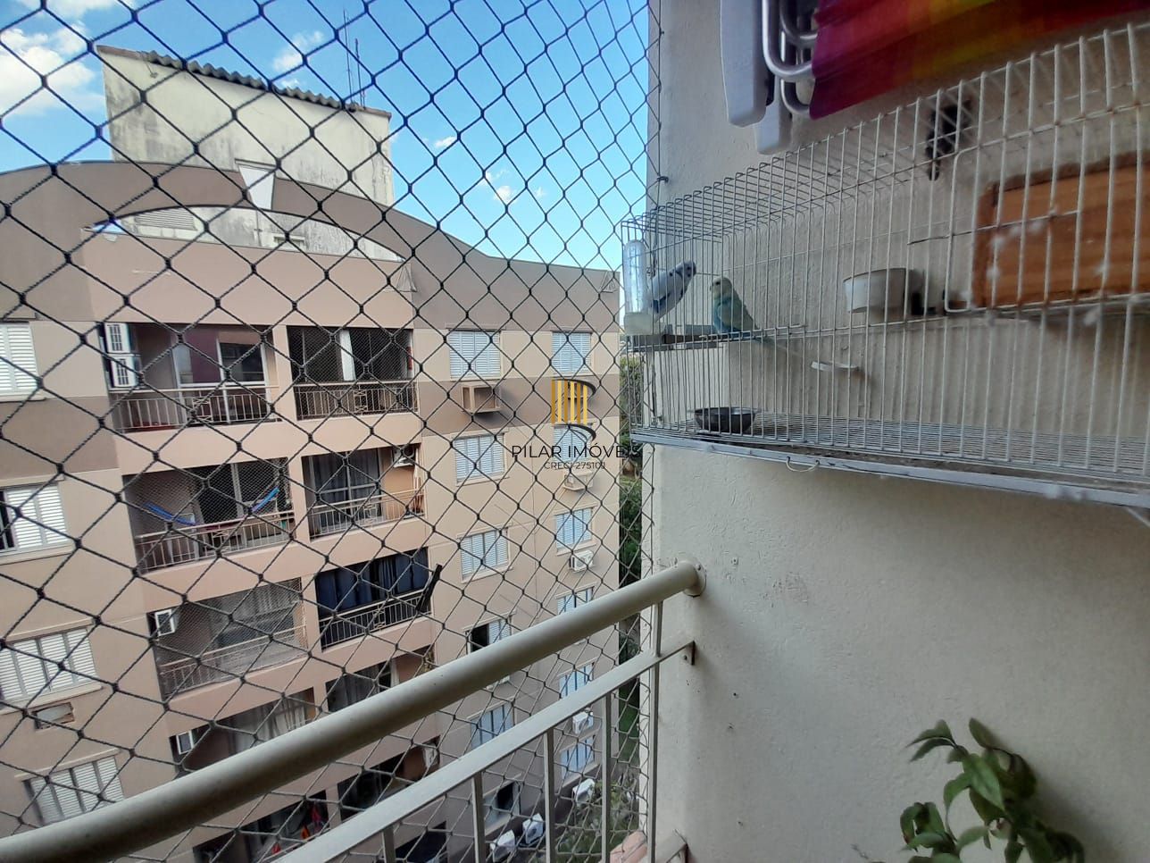 Apartamento de dois quartos e uma vaga de garagem em condomínio com infraestrutura de lazer e segurança.
