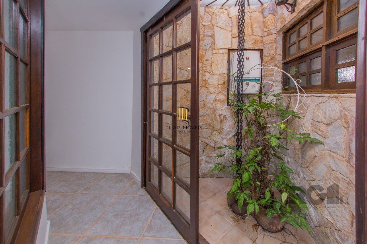 Casa de três quartos, suíte e Três vagas de garagem no bairro São João em POA/RS