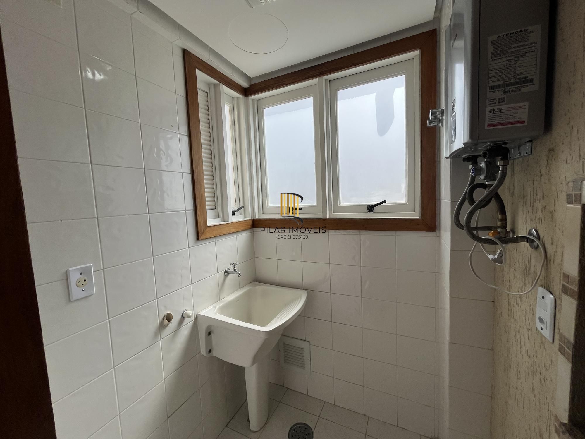 Apartamento de dois quartos, suíte e uma vaga de garagem no bairro Menino Deus