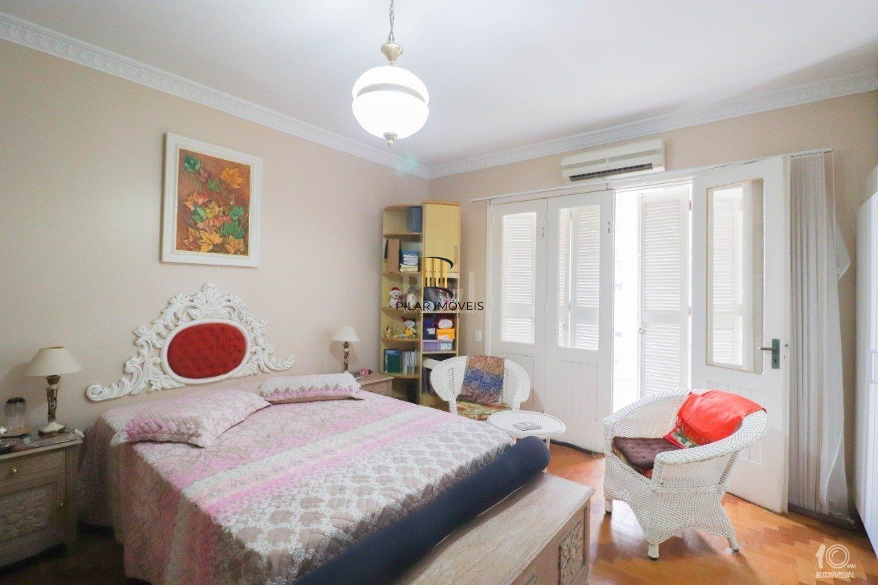 Apartamento á venda com 3 dormitórios com 1 suíte com sacada + 2 sacadas na sala e living, 233,85M²  e 1 vaga de garagem escriturada e coberta, no Bairro Independência em Porto Alegre.