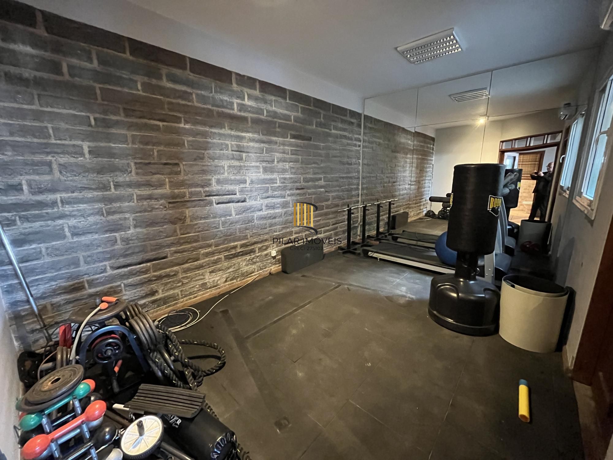 Casa de 3 quartos, todos suítes e 2 vagas de garagem no bairro Boa Vista em POA
