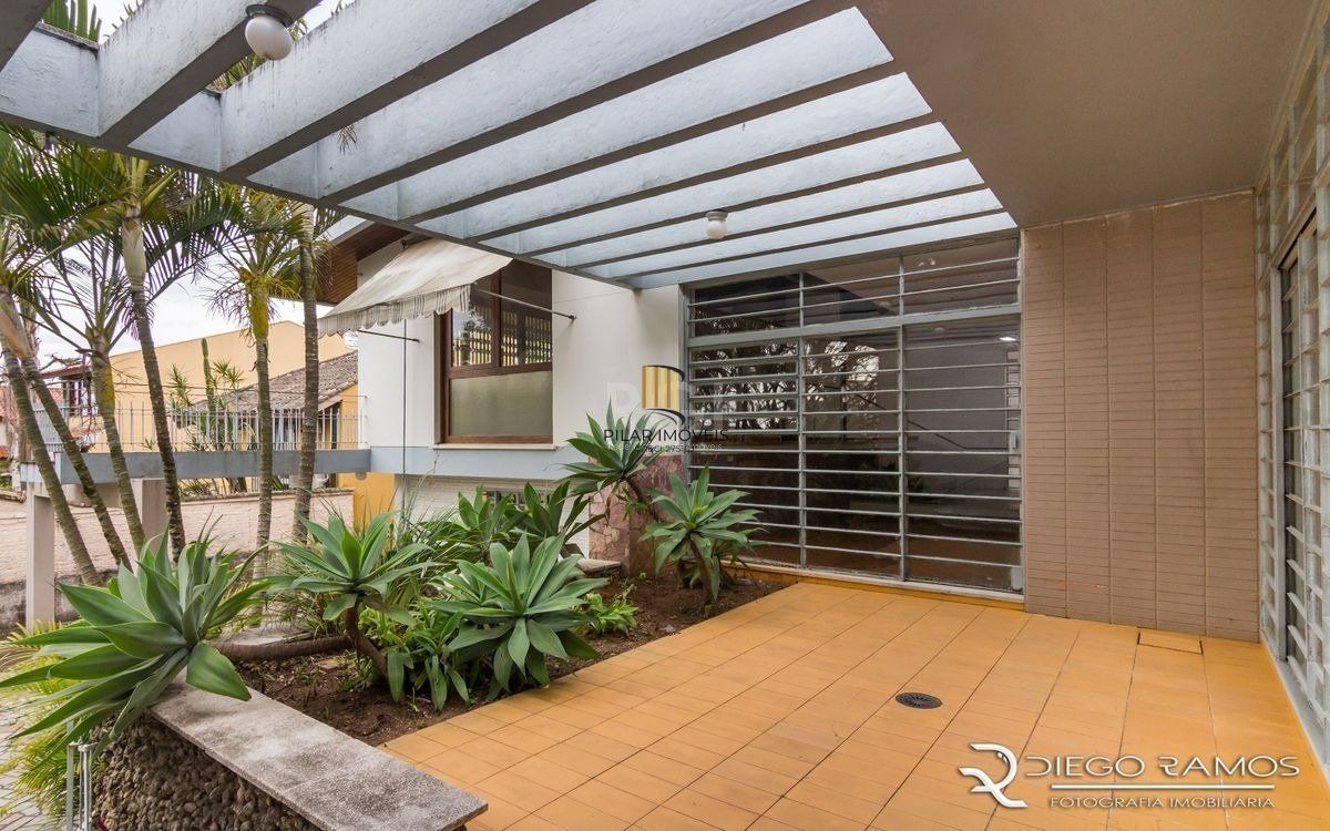 Venda de casa residencial 25,00m x 80,00m- Menino Deus. 4 vagas, 4 dormitórios, sendo 1 suíte, 1 varanda, lareira e churrasqueira.