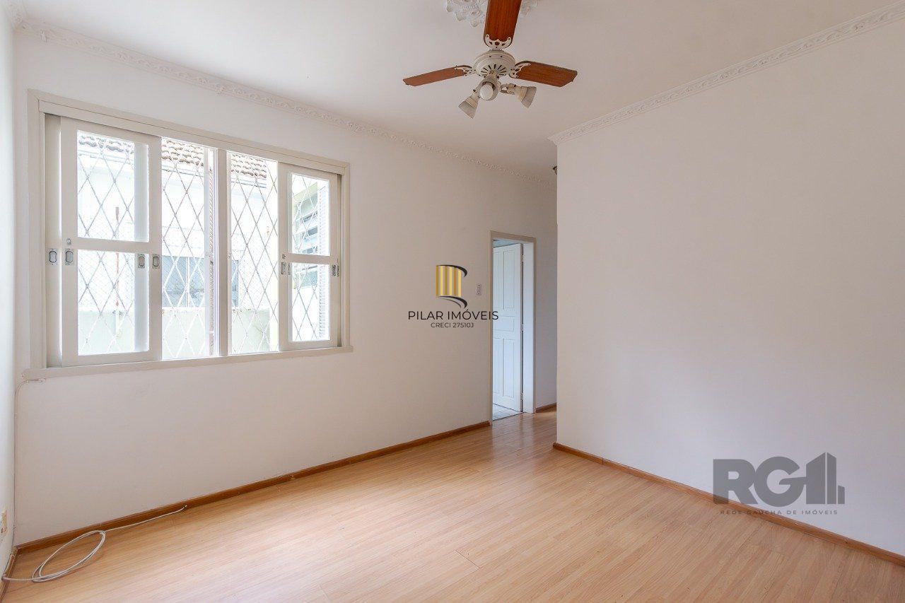 Apartamento de dois quartos e dois banheiros no bairro Rio Branco em Porto Alegre.