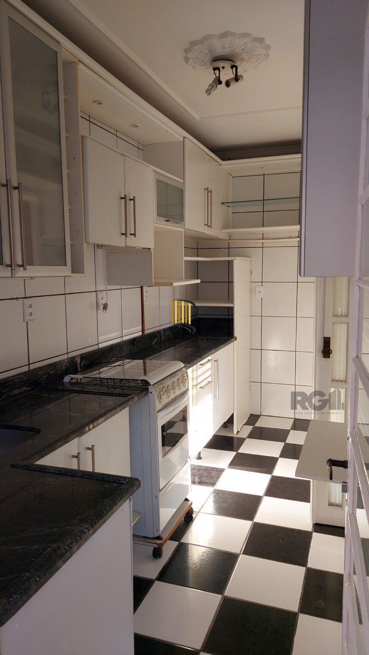 Apartamento de dois dormitórios com uma vaga de garagem no bairro Cristal em Porto Alegre.