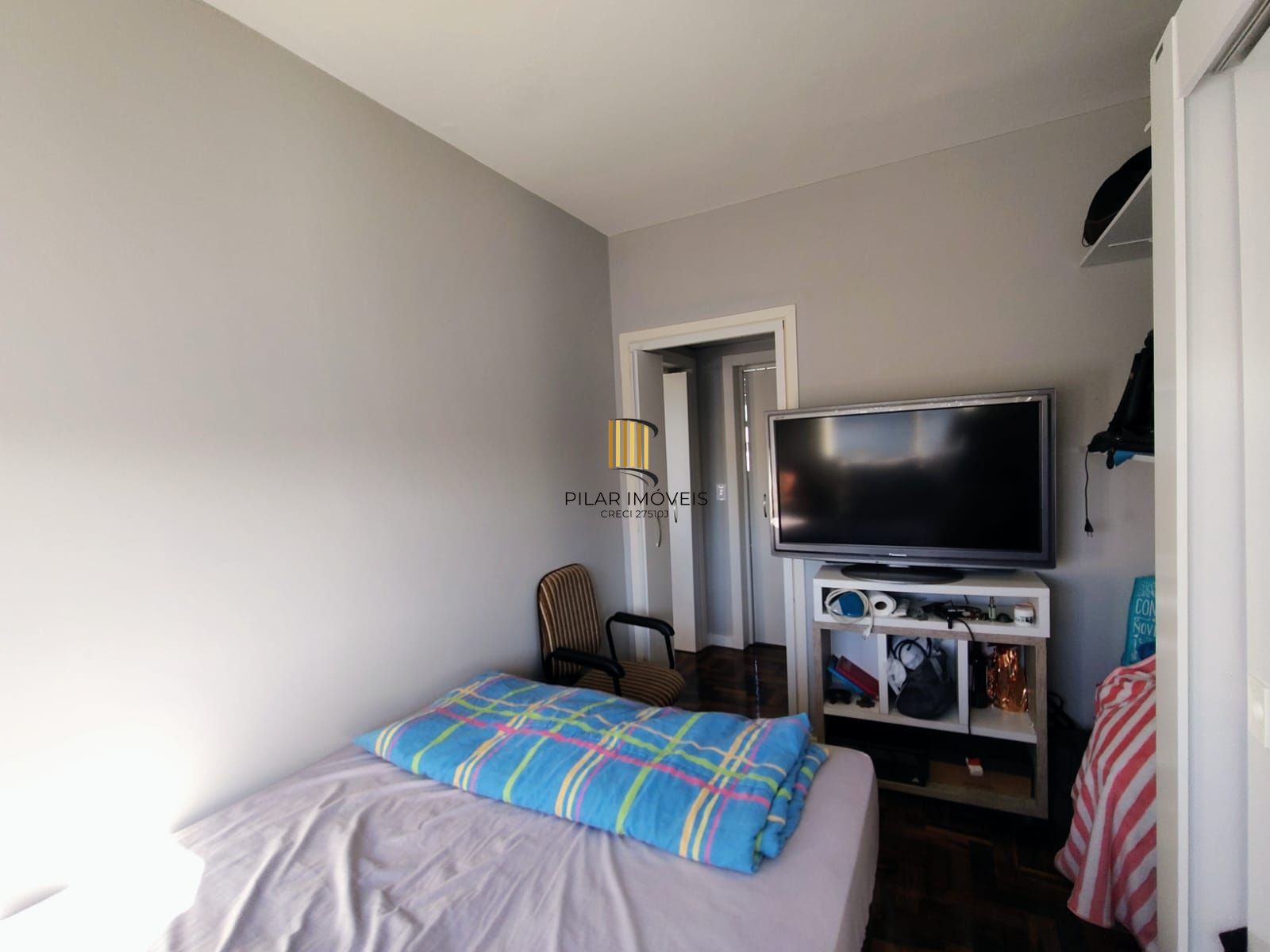Apartamento de três quartos e uma vaga de garagem rotativa