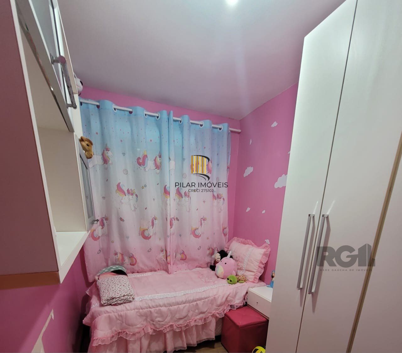 Apartamento de três dormitórios, suíte e uma vaga de garagem no bairro Jardim Carvalho em Porto Alegre.