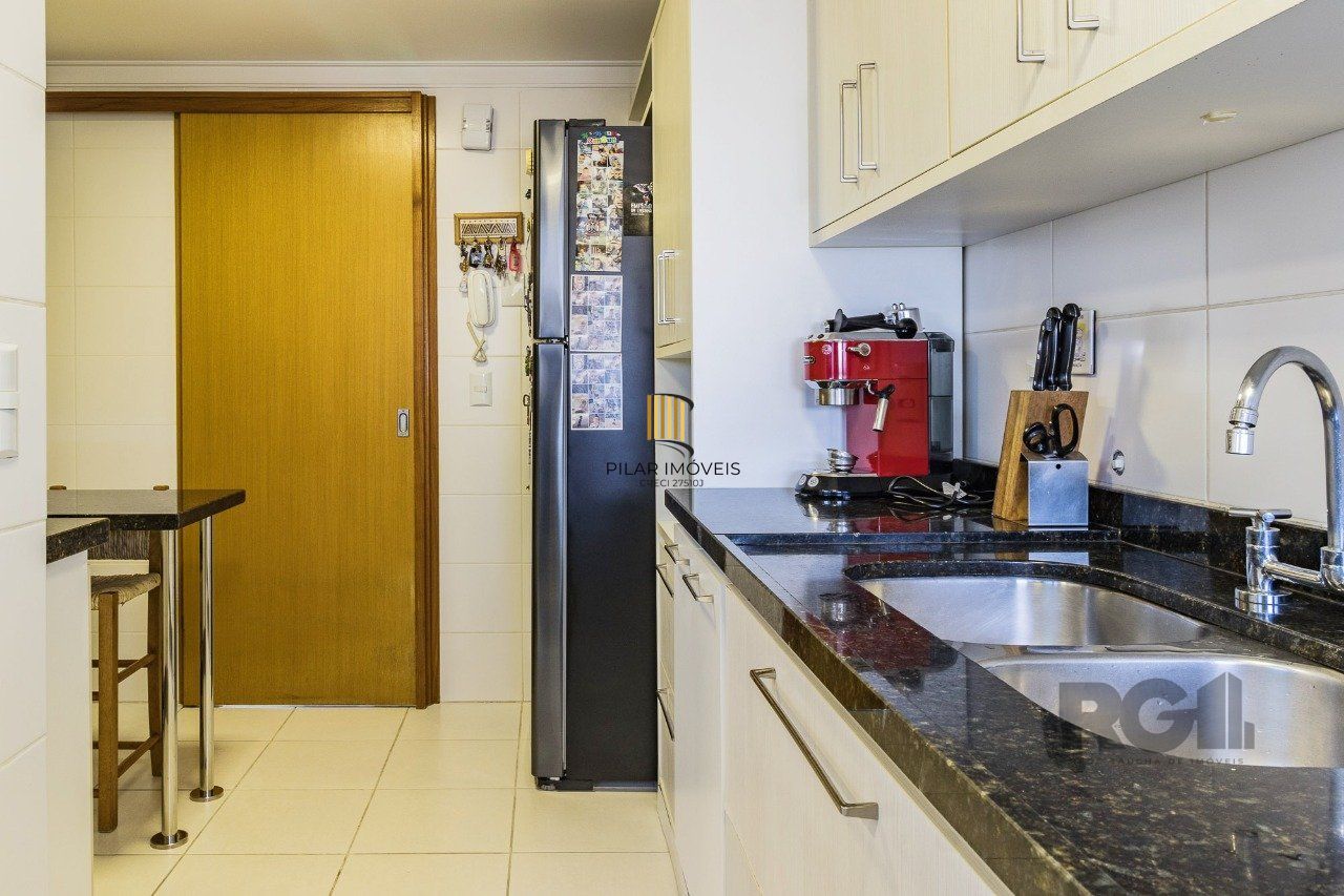 Apartamento de três quartos, suíte e duas vagas de garagem no bairro Rio Branco em Porto Alegre.