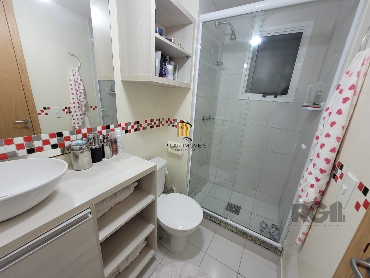Apartamento de três dormitórios, suíte e uma vaga de garagem no bairro Jardim Carvalho em Porto Alegre.
