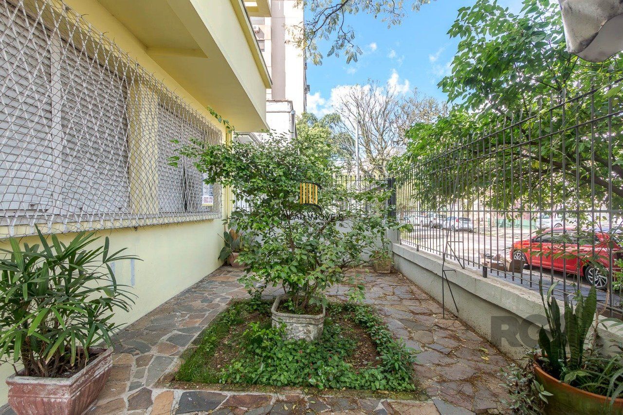 Apartamento de dois quartos e dois banheiros no bairro Rio Branco em Porto Alegre.