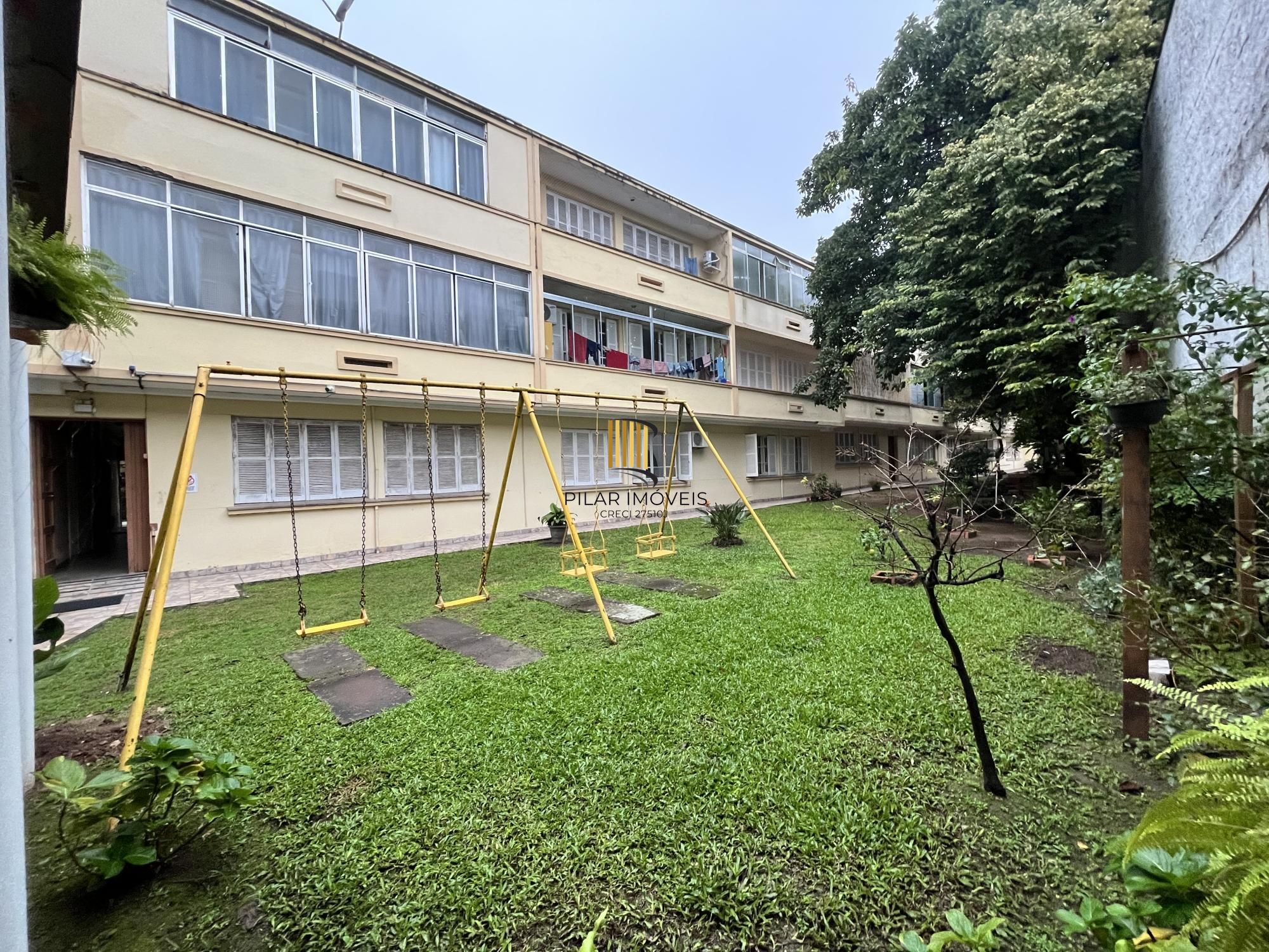 Apartamento desocupado de 1 dormitório, no bairro Azenha em Porto Alegre