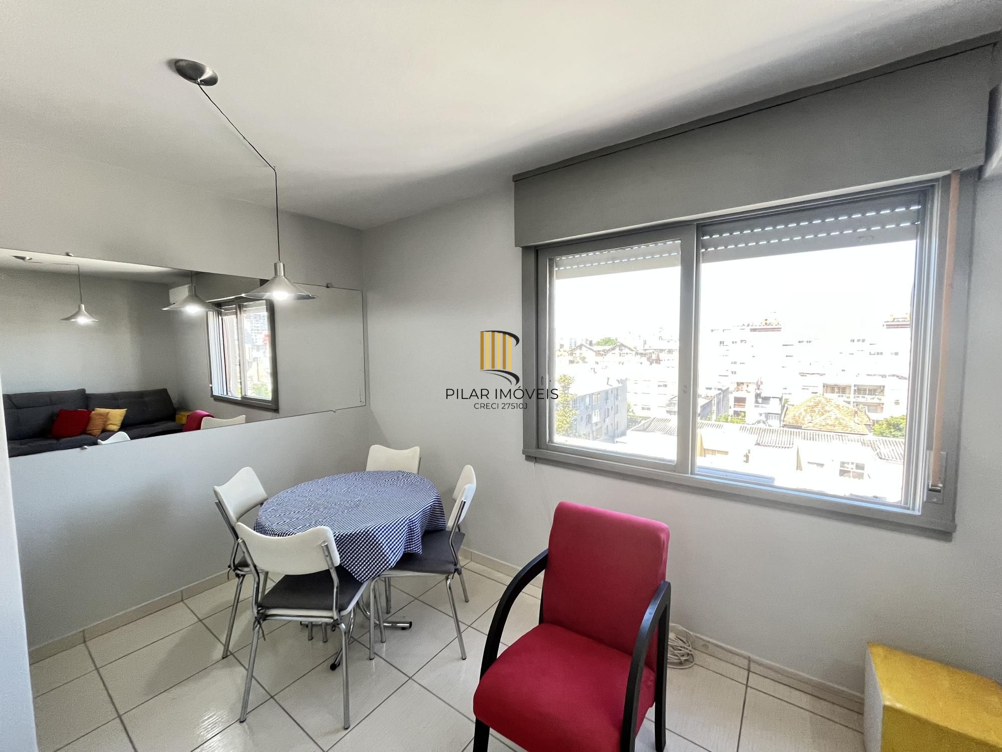 Apartamento de 2 quartos, suíte e 1 vaga de garagem no bairro Farroupilha em POA