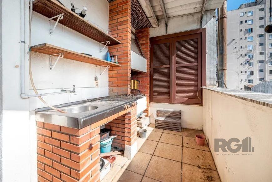 Cobertura desocupada, espaçosa e bem iluminada nos bairros Bom Fim/Rio Branco, com 3 dormitórios, sendo 2 suítes, e 2 vagas cobertas que acomodam até 4 veículos.