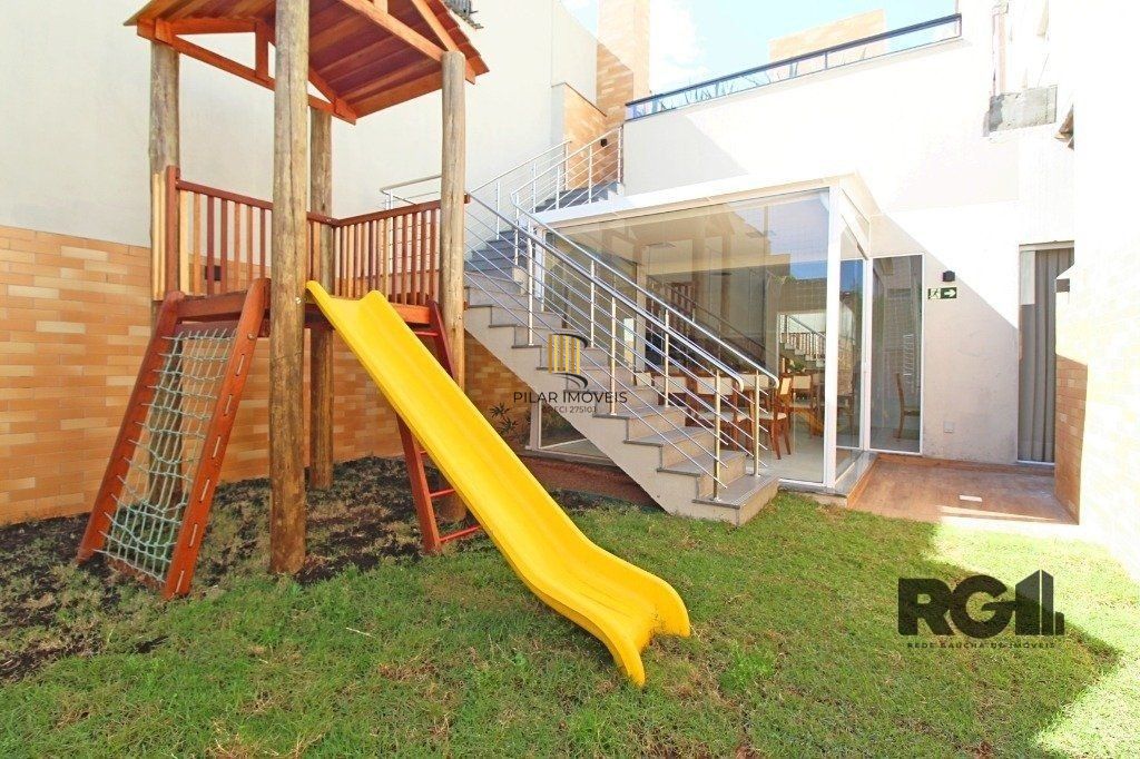 Apartamento de três quartos com suíte e duas vagas de garagem no bairro Passo da Areia, em Porto Alegre. 