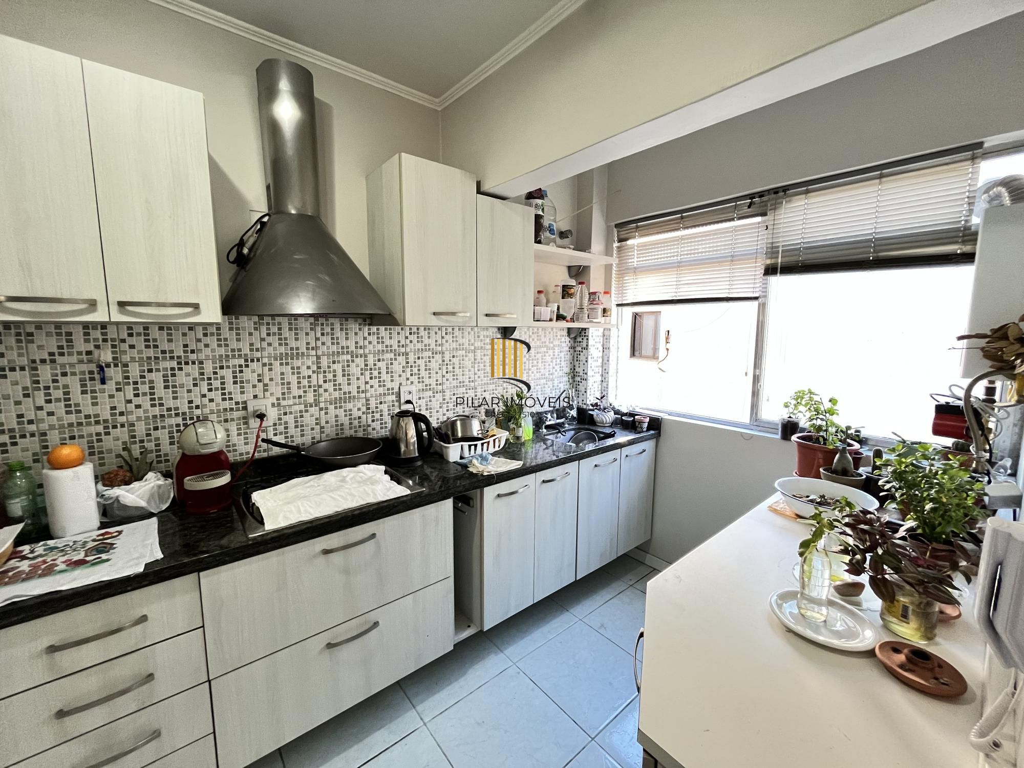 Apartamento de 2 quartos, suíte e 1 vaga de garagem no bairro Santana em POA/RS